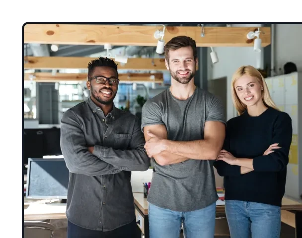Três pessoas sorrindo em ambiente de escritório moderno promovendo demonstração grátis do TIO Digital.